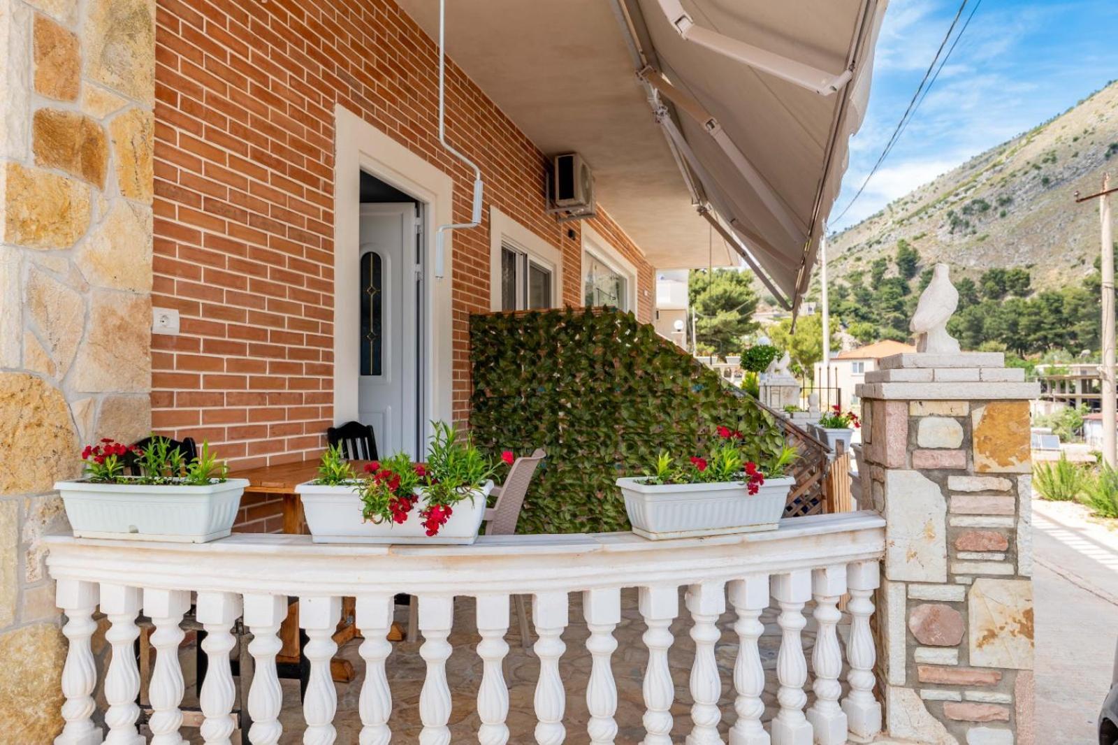 Vila Basho Sarandë Buitenkant foto